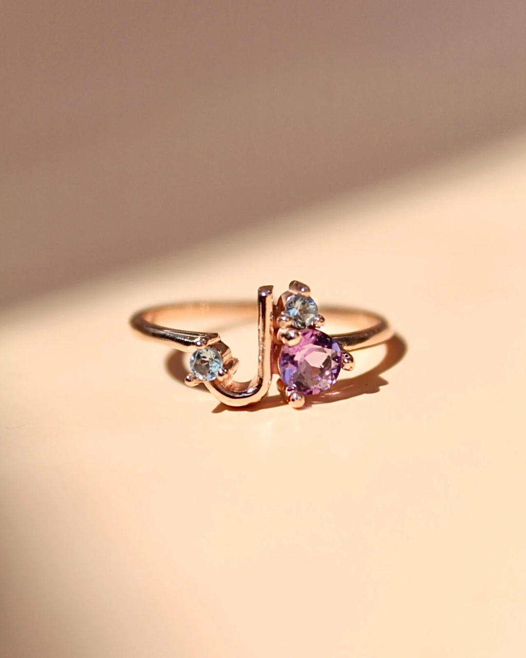 Anillo personalizable con tu inicial y gemas — foto 2