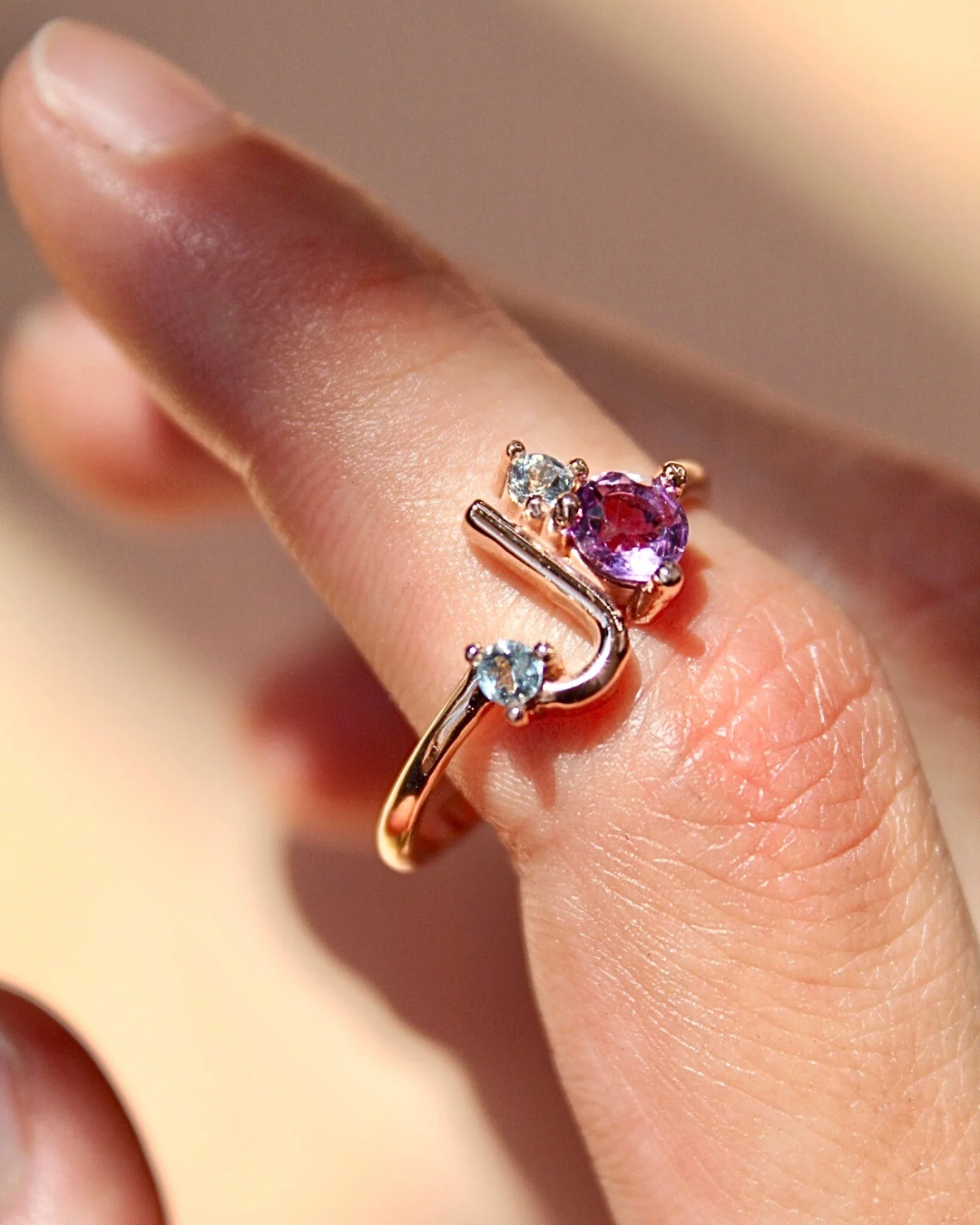 Anillo personalizable con tu inicial y gemas — foto 1