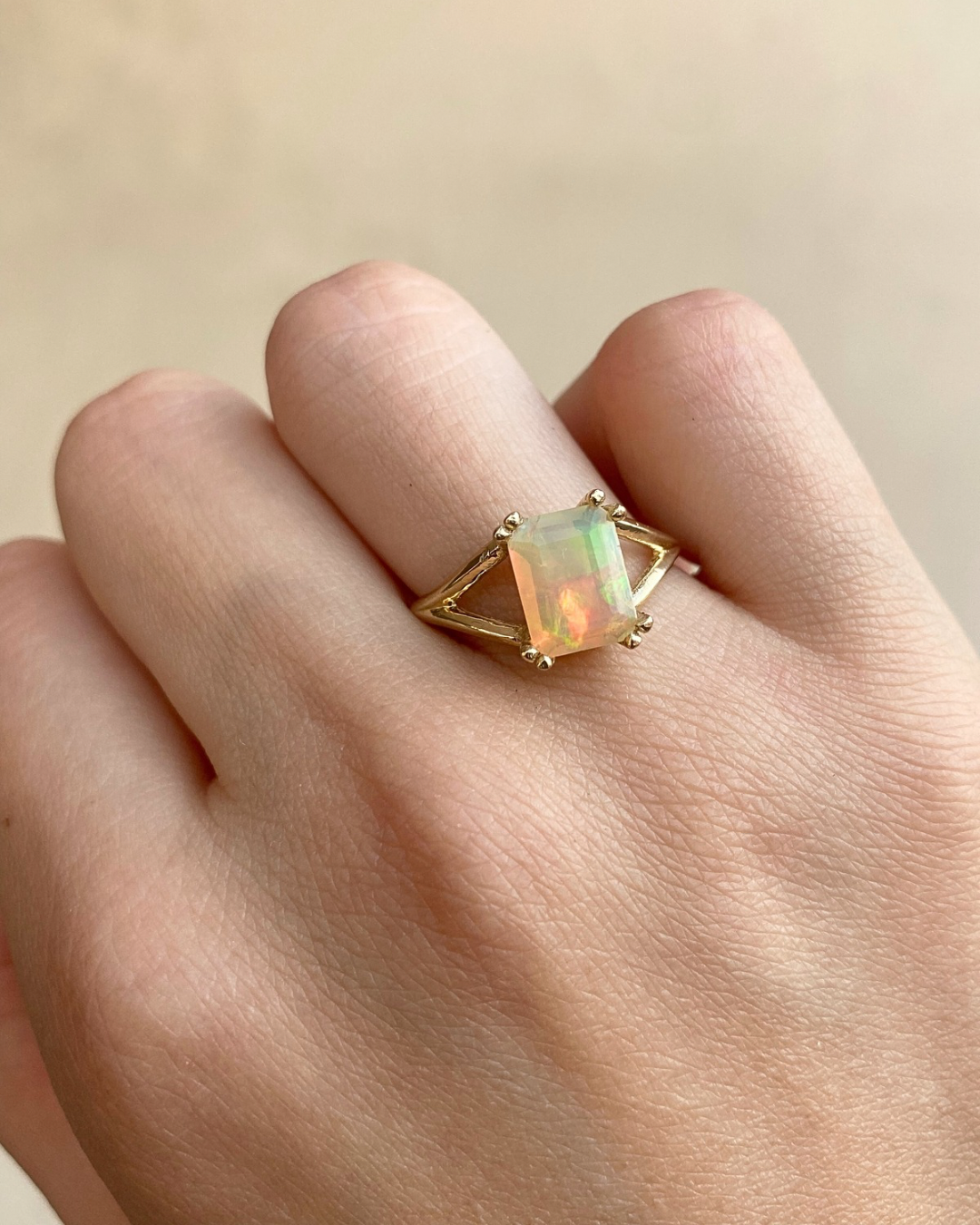 Anillo ópalo corte esmeralda — foto 1