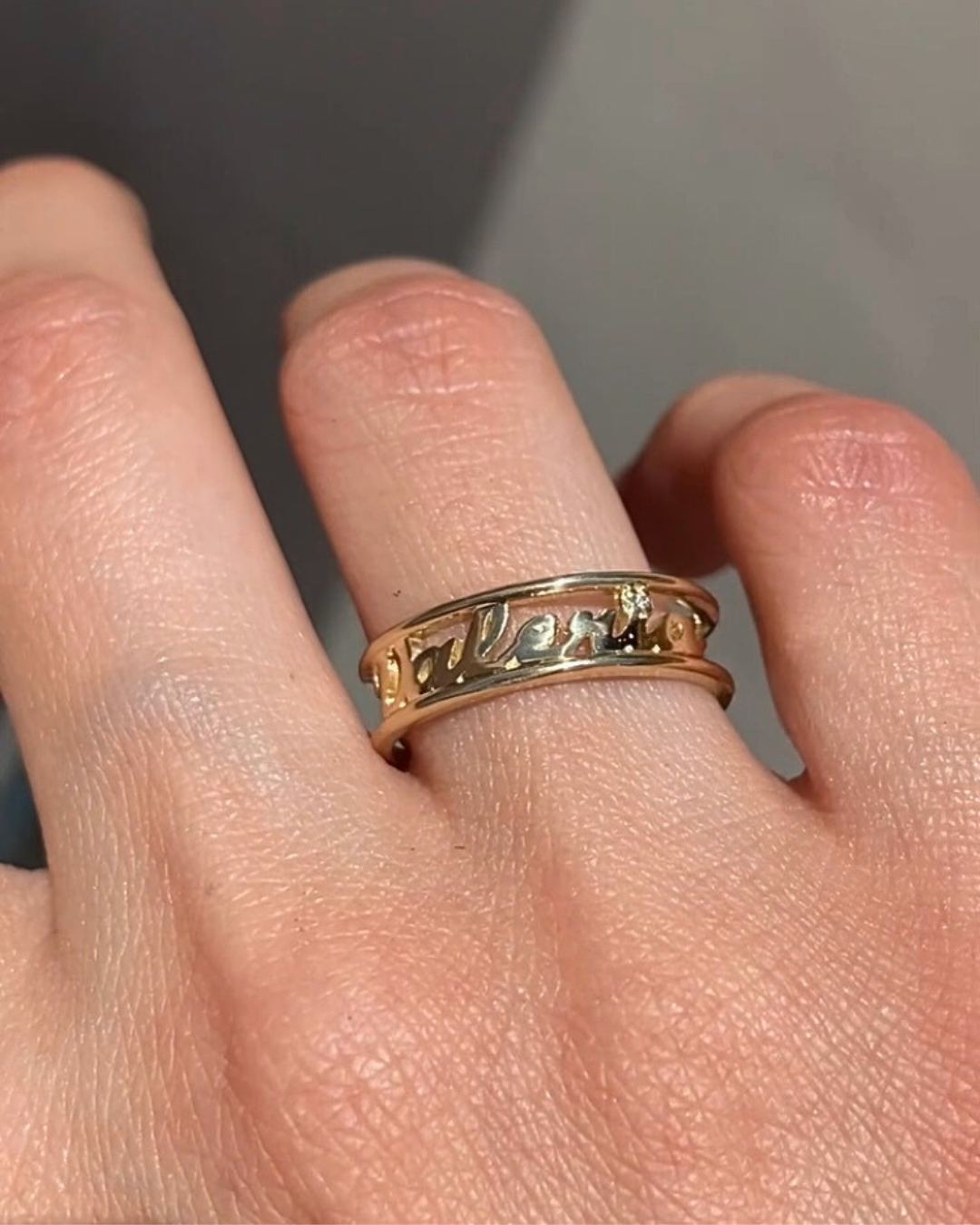 Anillo personalizable con nombre y gema — foto 3