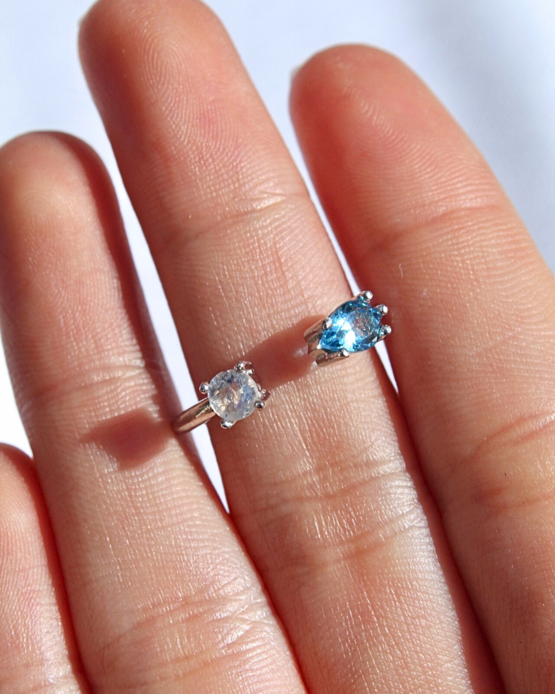 Anillo abierto, gemas corte pera y redonda — foto 1