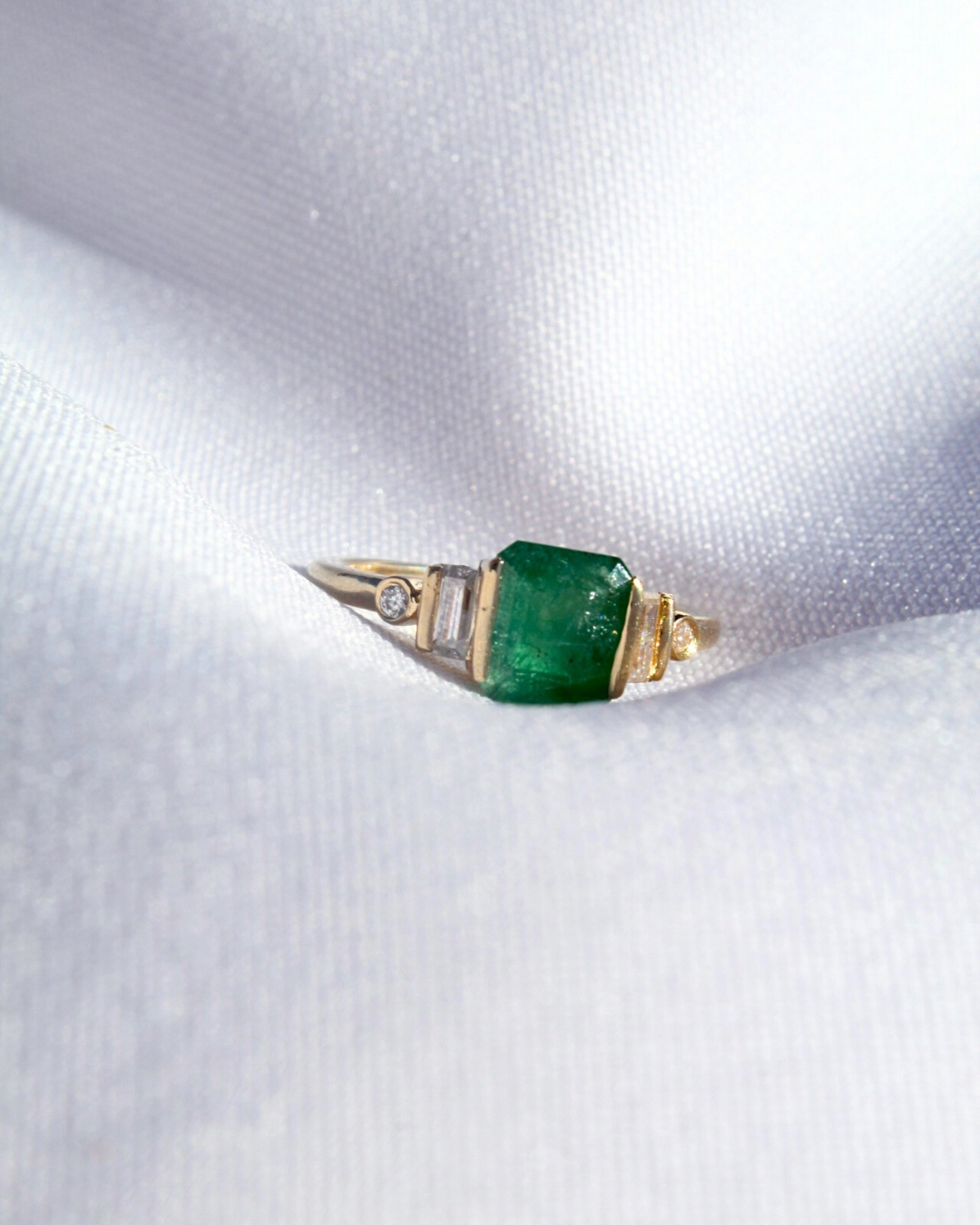 Anillo Esmeralda con Diamantes/Moissanitas baguette y redondas laterales — foto 2