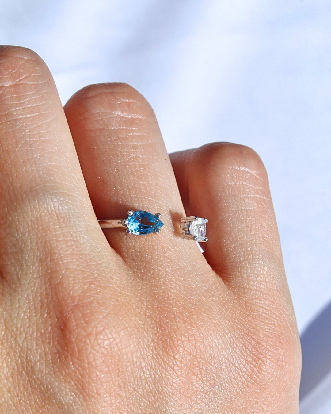 Anillo abierto, gemas corte pera y redonda — foto 4