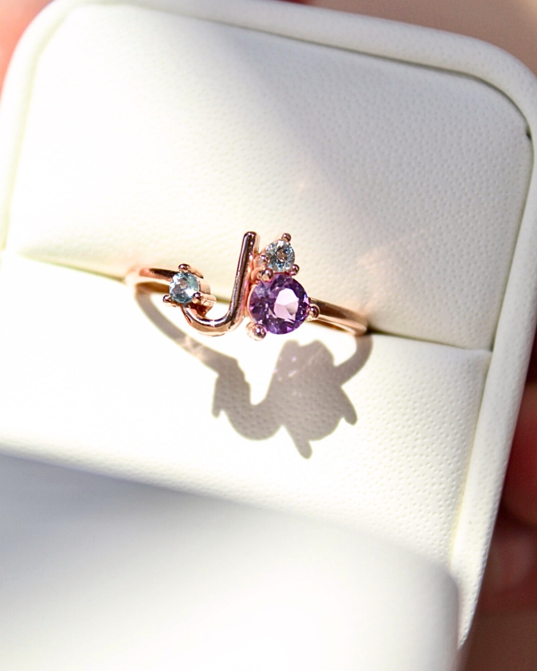Anillo personalizable con tu inicial y gemas — foto 5