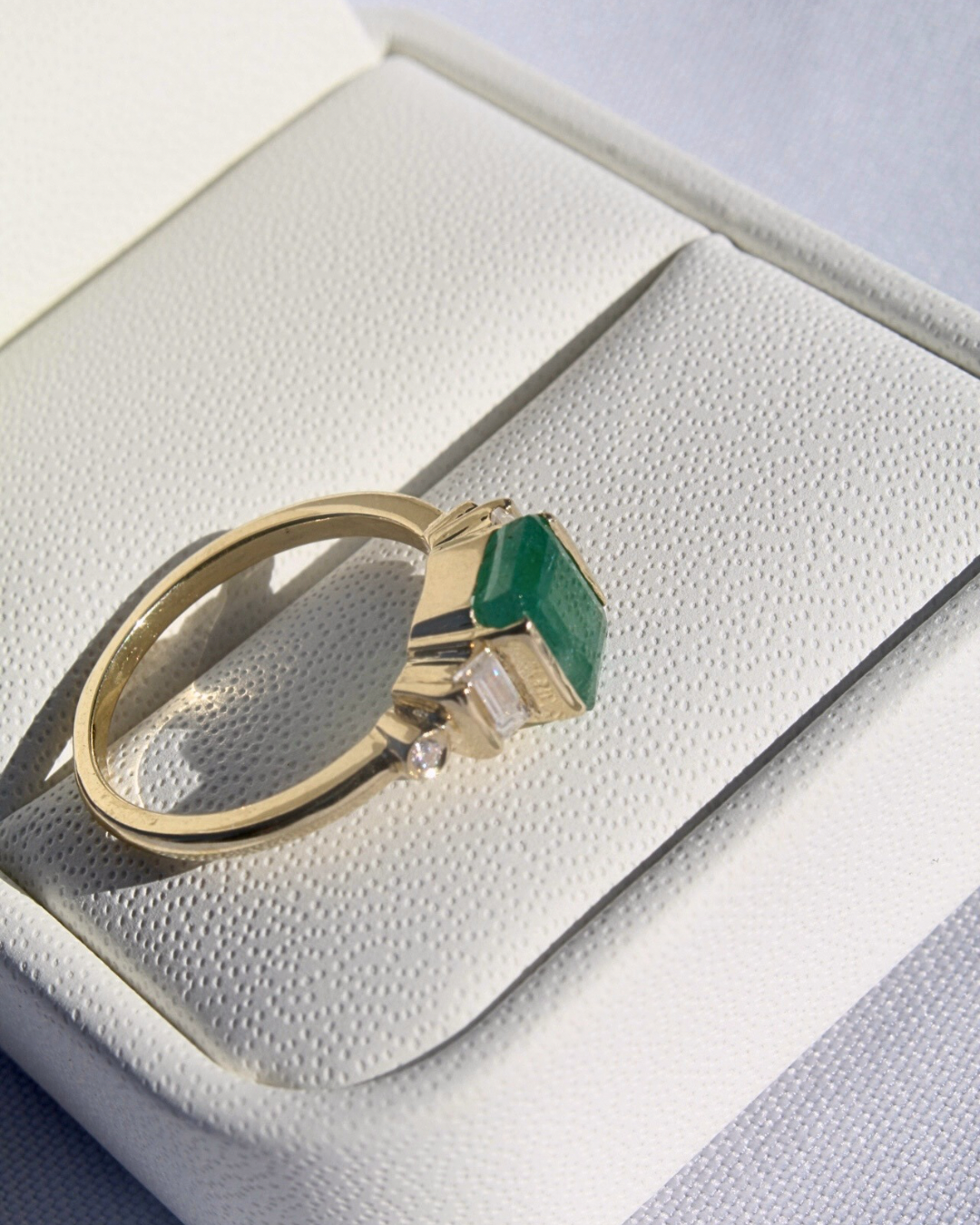 Anillo Esmeralda con Diamantes/Moissanitas baguette y redondas laterales — foto 5