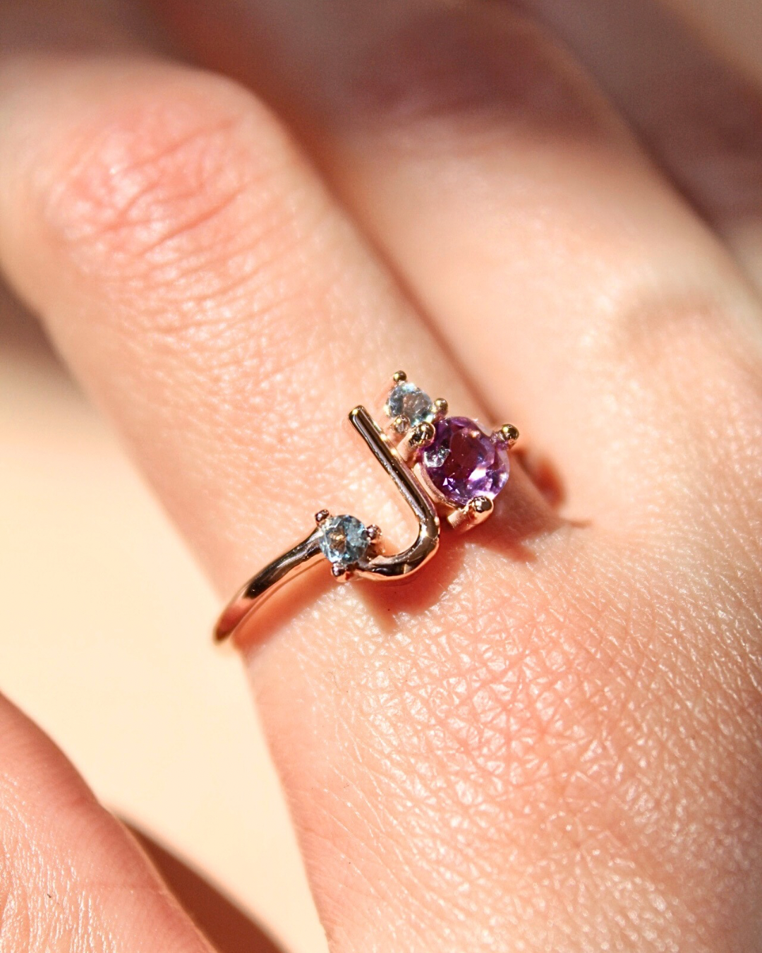 Anillo personalizable con tu inicial y gemas — foto 4