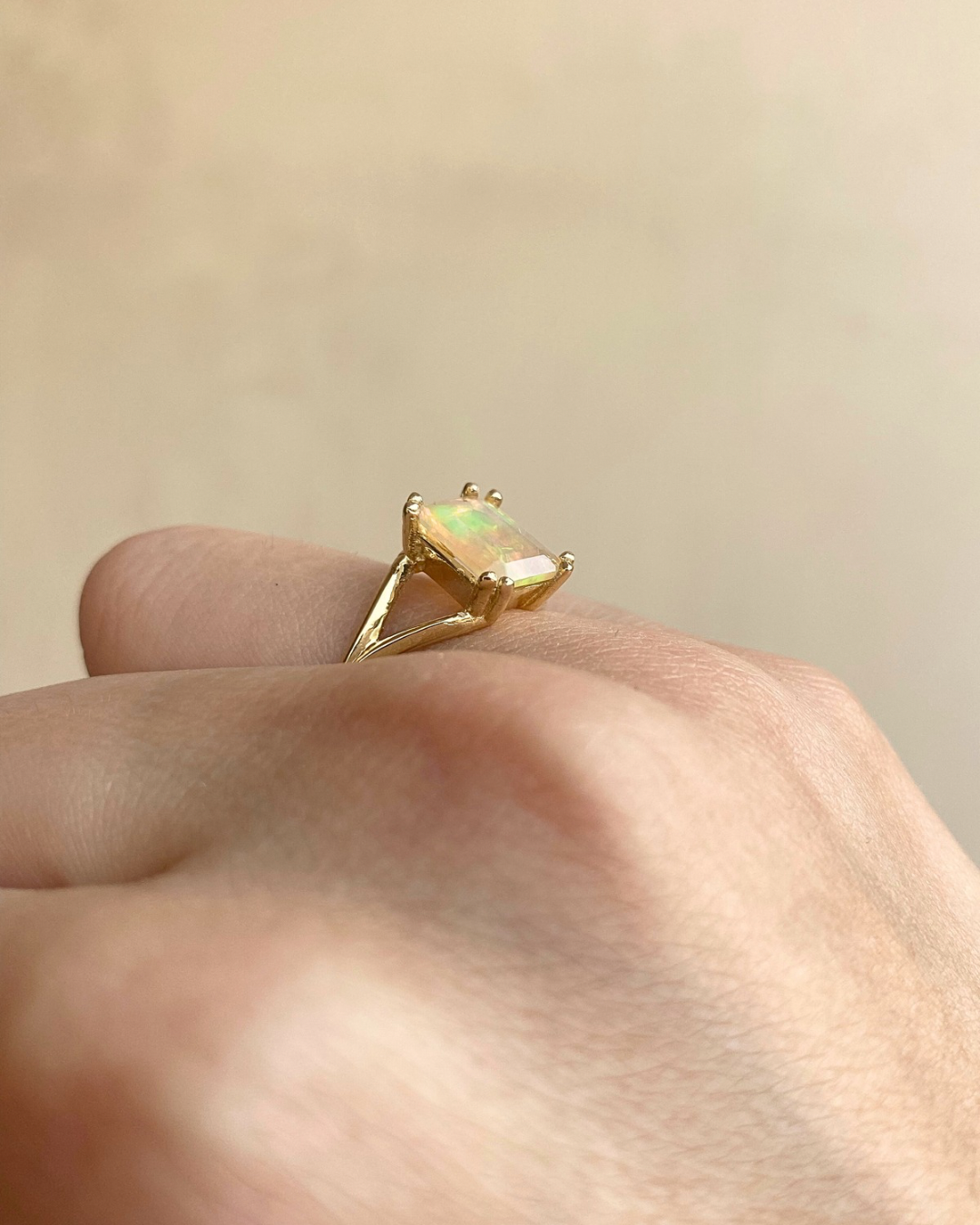 Anillo ópalo corte esmeralda — foto 2