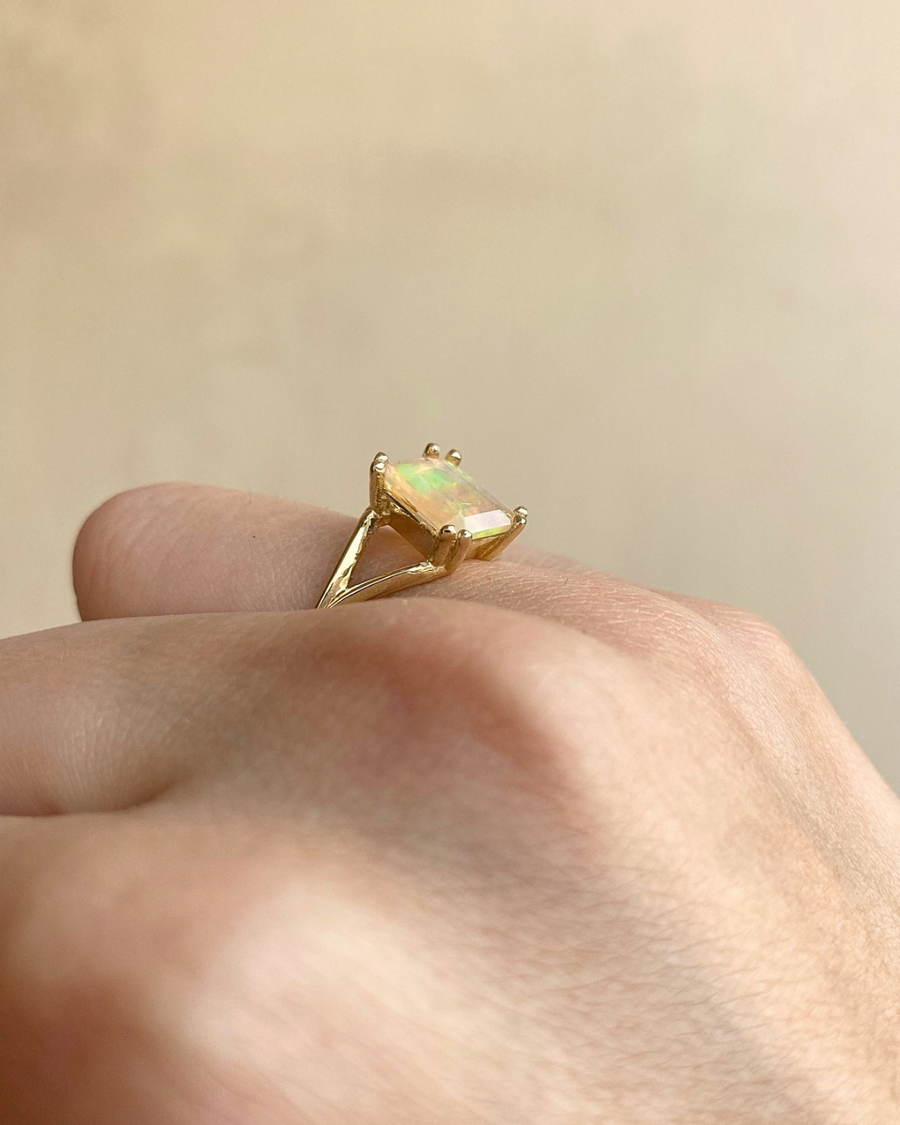 Anillo ópalo corte esmeralda