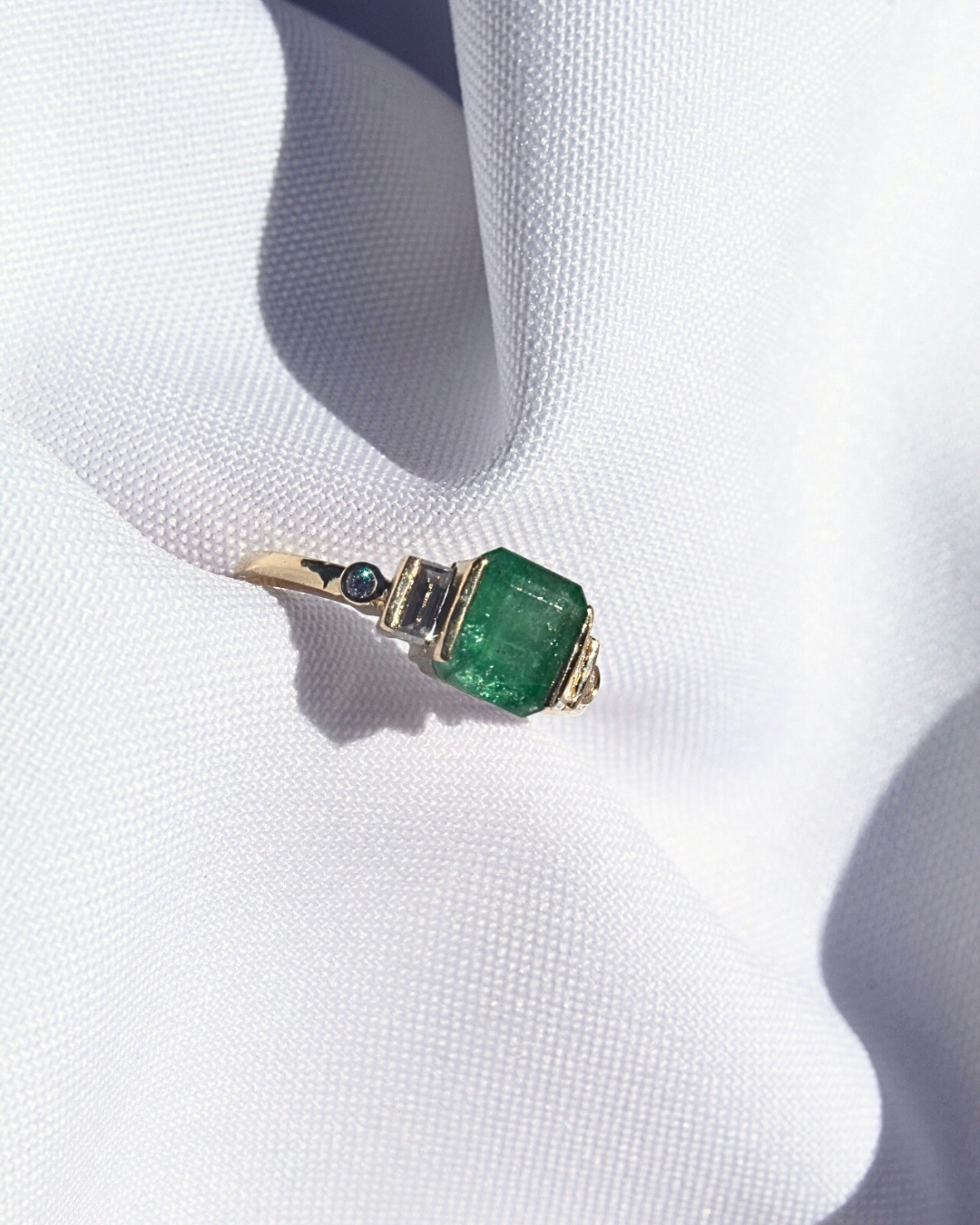 Anillo Esmeralda con Diamantes/Moissanitas baguette y redondas laterales — foto 4