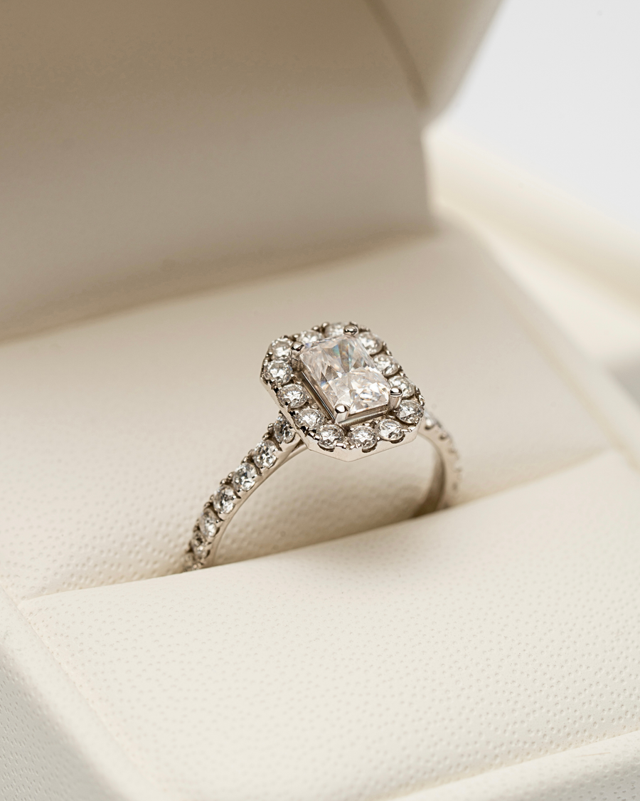 Anillo de compromiso radiant & halo