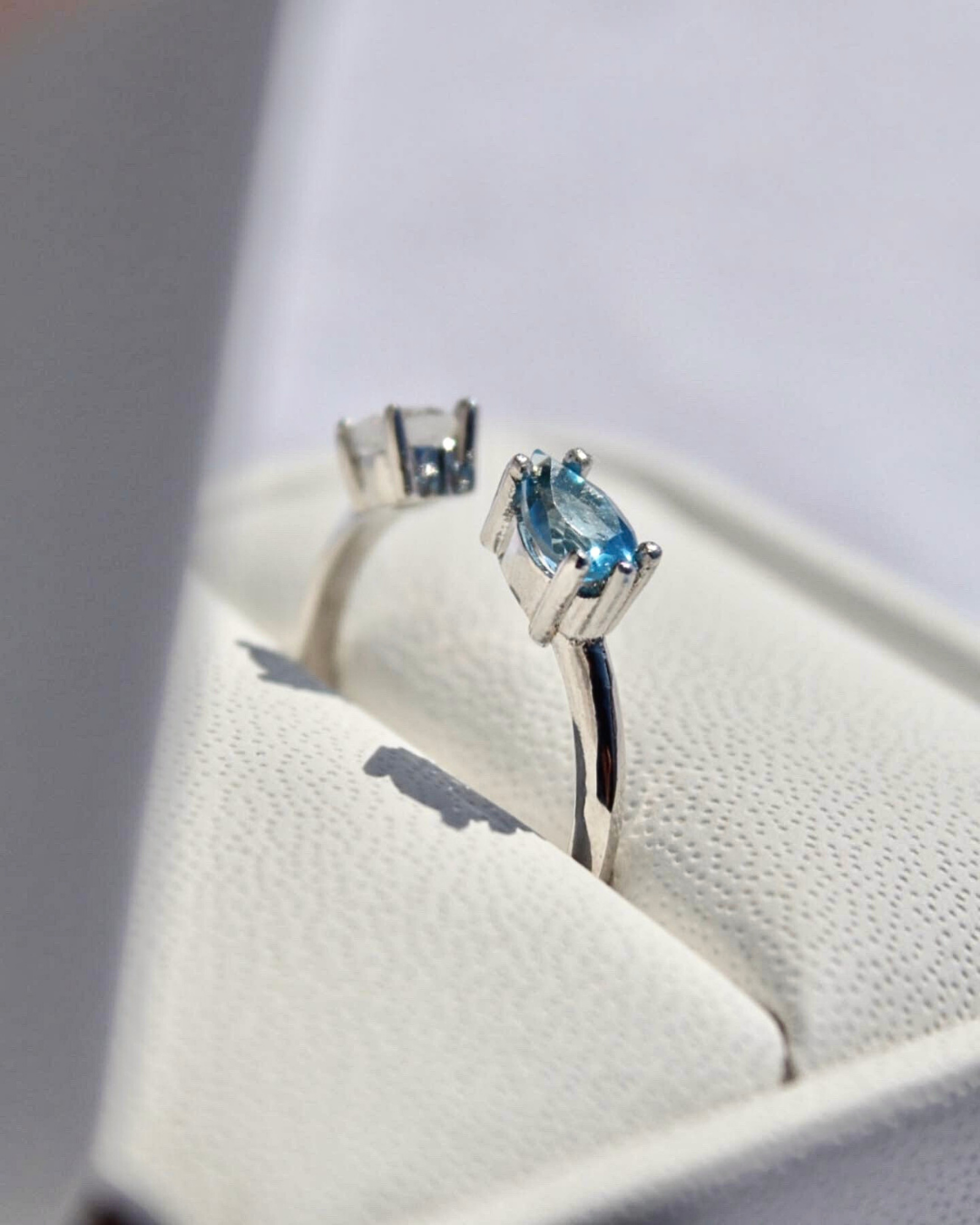 Anillo abierto, gemas corte pera y redonda — foto 3