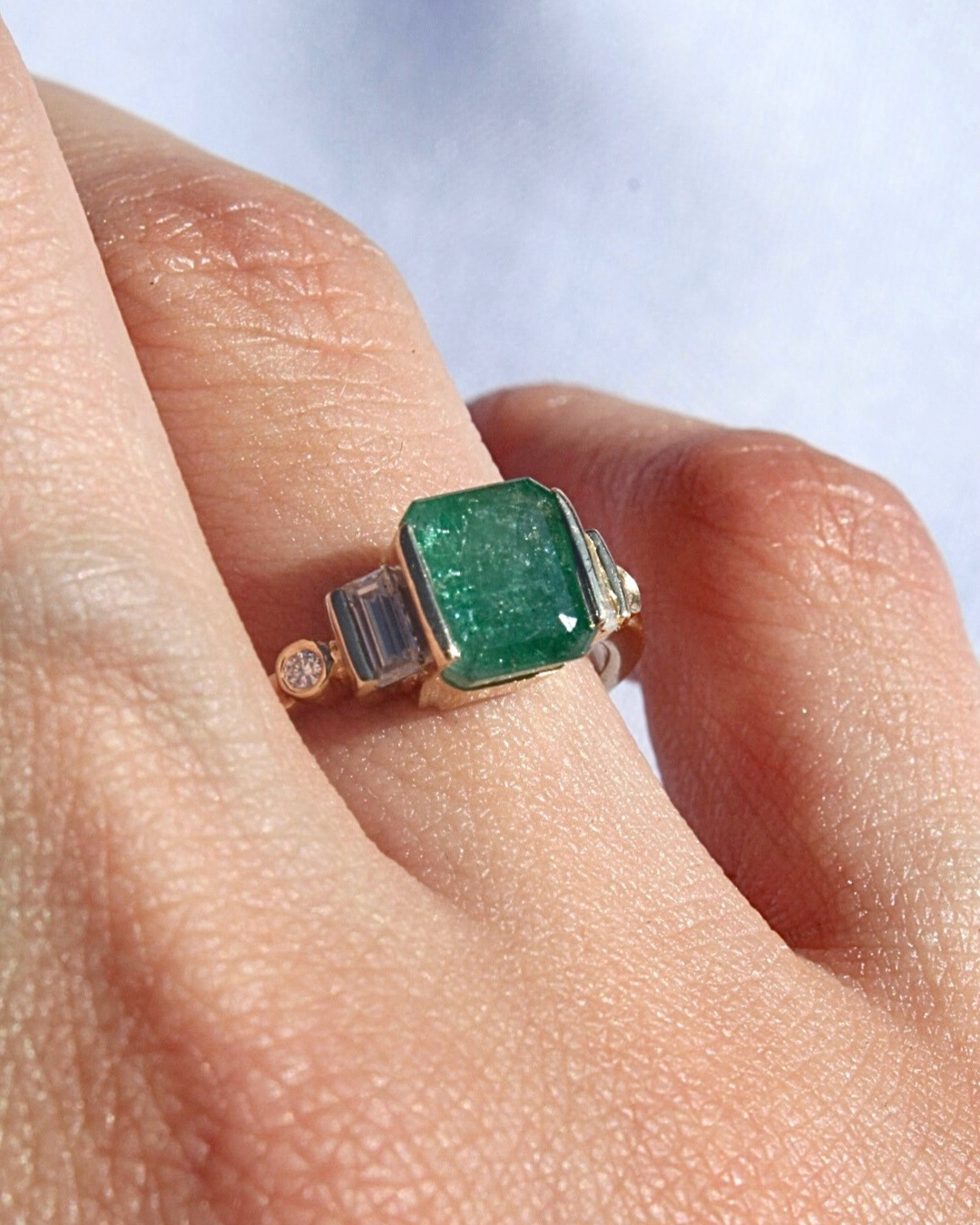Anillo Esmeralda con Diamantes/Moissanitas baguette y redondas laterales — foto 1
