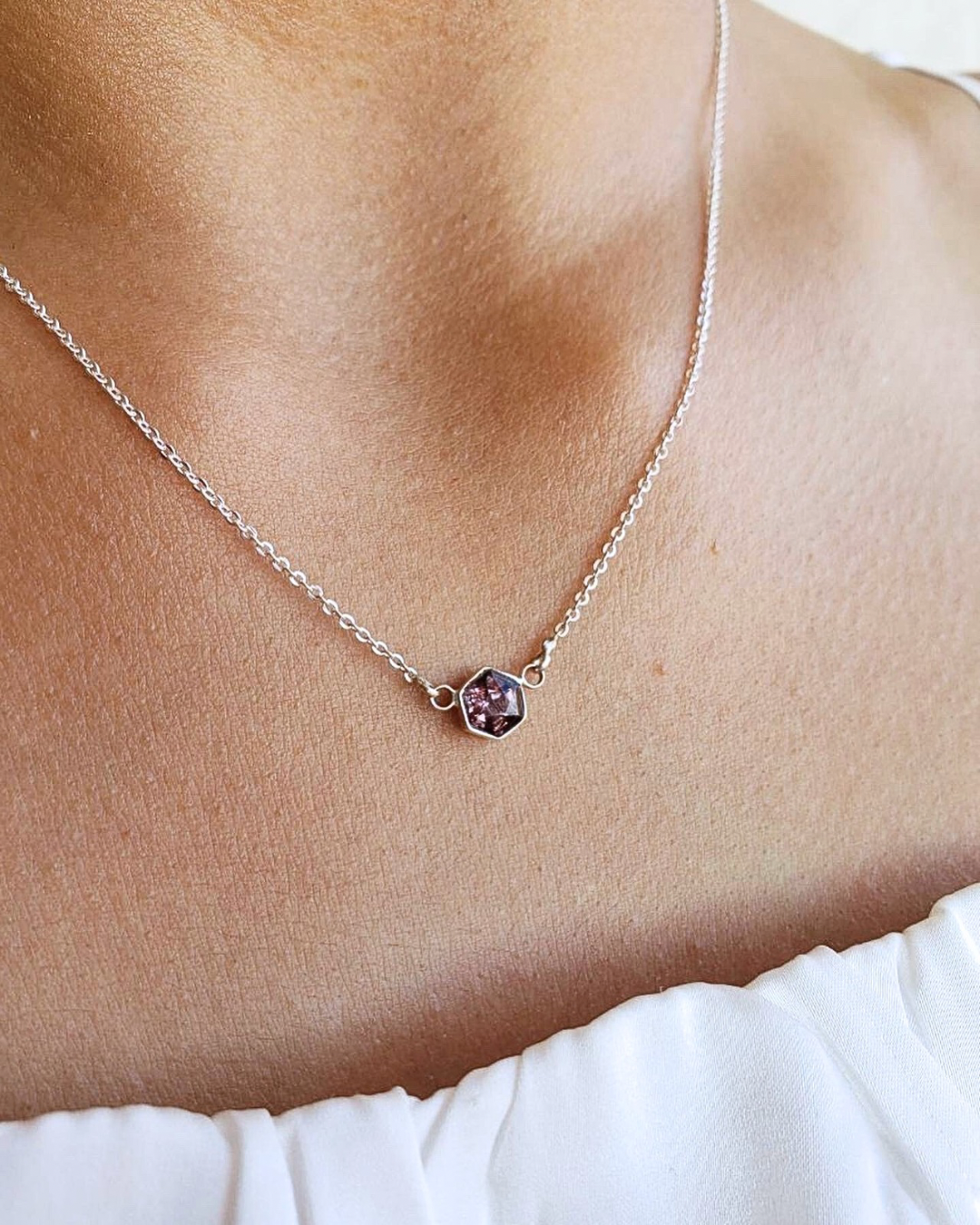 Collar gema hexagonal en bisel — foto 1
