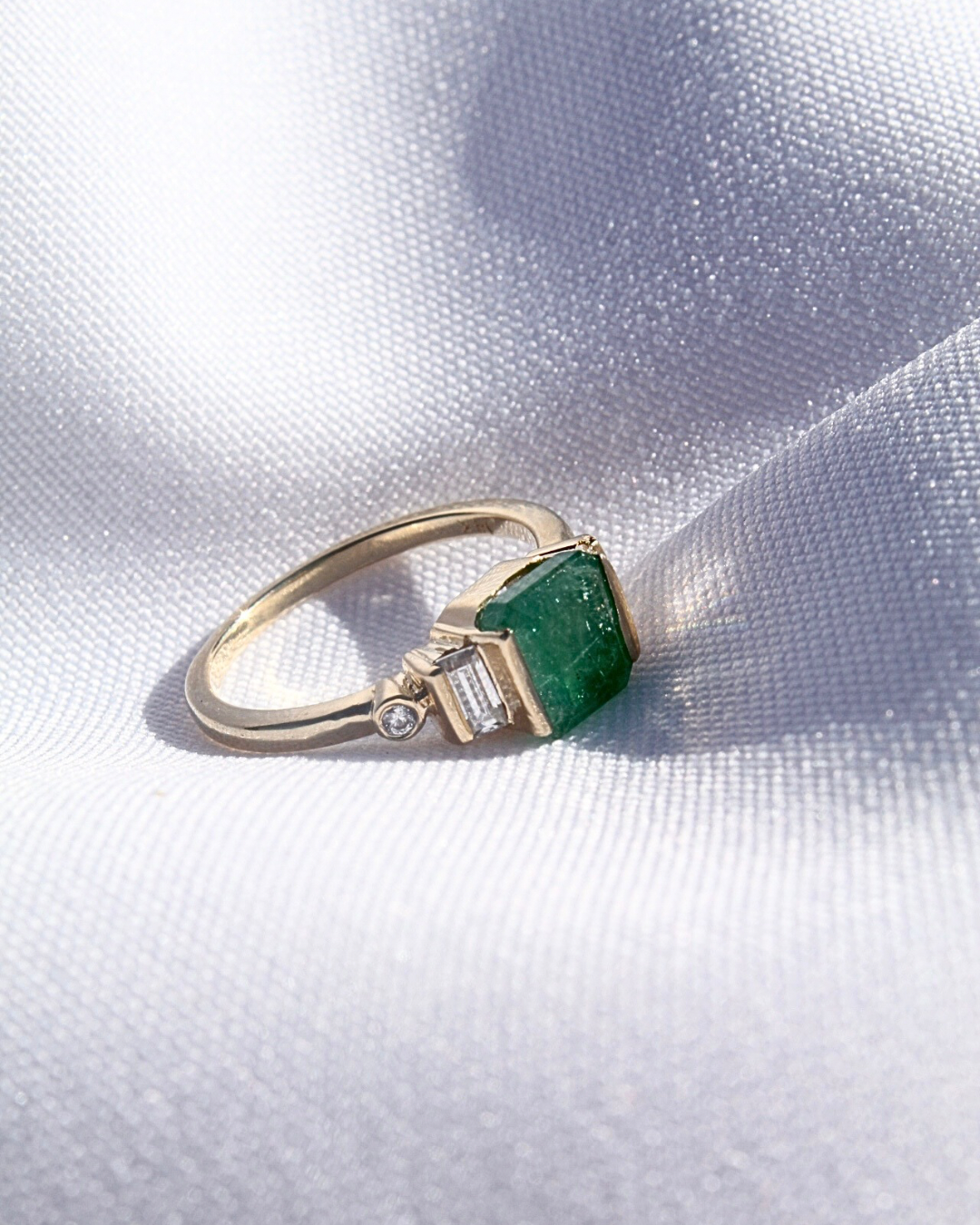 Anillo Esmeralda con Diamantes/Moissanitas baguette y redondas laterales — foto 3