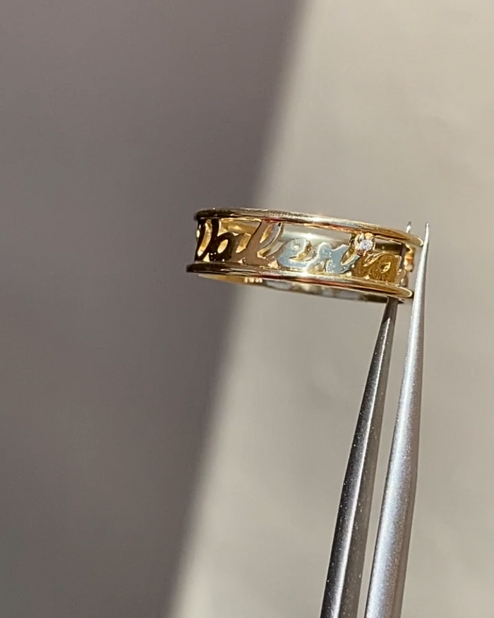Anillo personalizable con nombre y gema