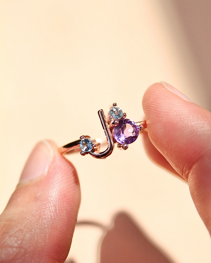 Anillo con inicial y gemas