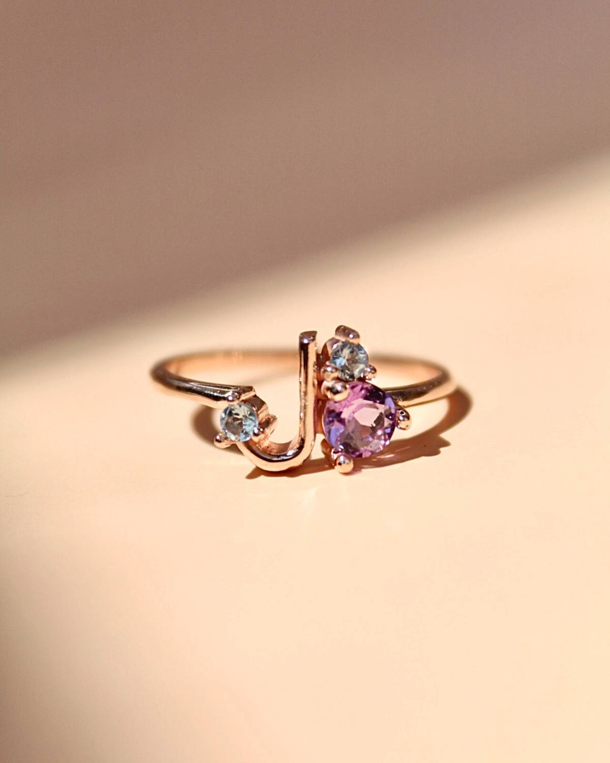 Anillo con inicial y gemas — foto 4