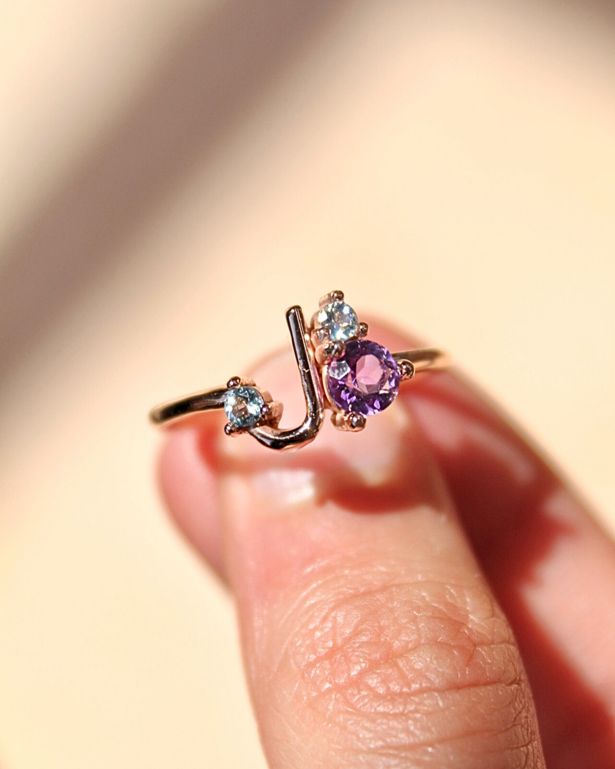 Anillo con inicial y gemas — foto 3