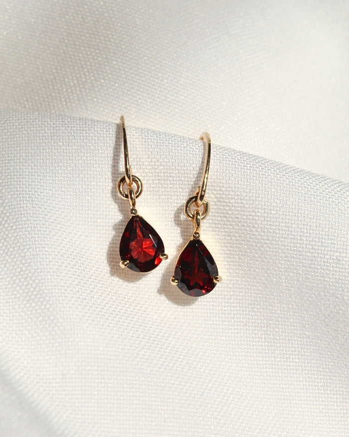 Aretes clásicos granate pera