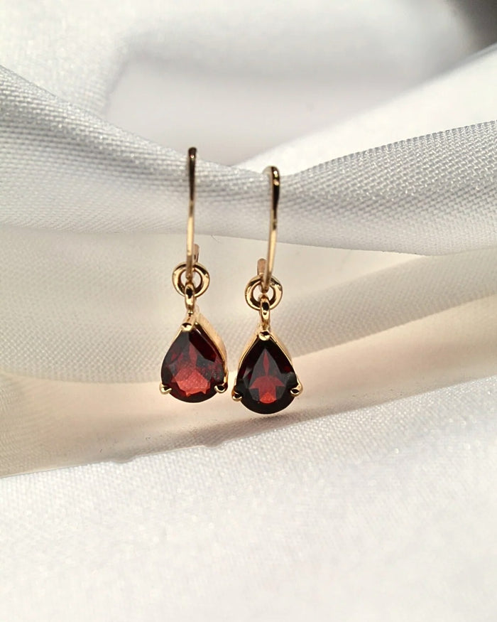 Aretes clásicos granate pera
