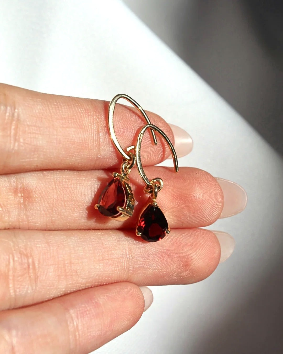 Aretes clásicos granate pera — foto 3