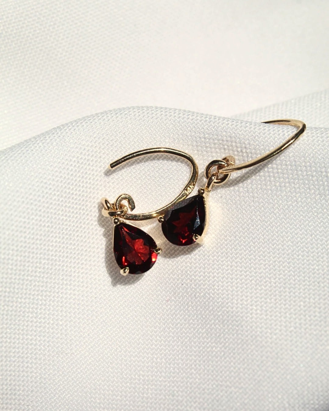 Aretes clásicos granate pera — foto 4